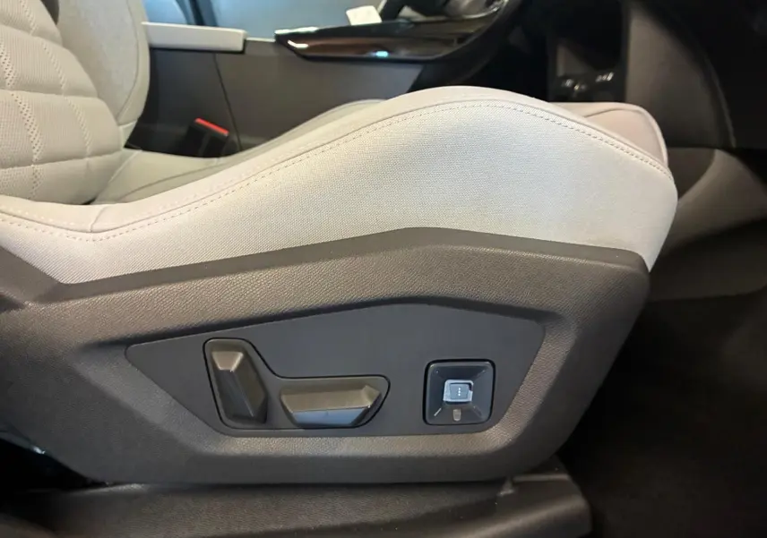 Gros plan sur les commandes électriques du siège avant gris clair dans l'habitacle du Citroën C5 Aircross 2026.