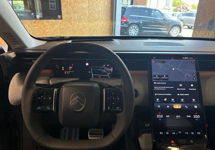Vue intérieure centrée sur le volant et l’écran tactile vertical du Citroën C5 Aircross 2026, finition hybride.