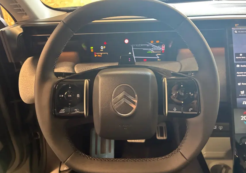 Vue rapprochée du volant du Citroën C5 Aircross 2026, avec commandes intégrées et affichage numérique derrière.