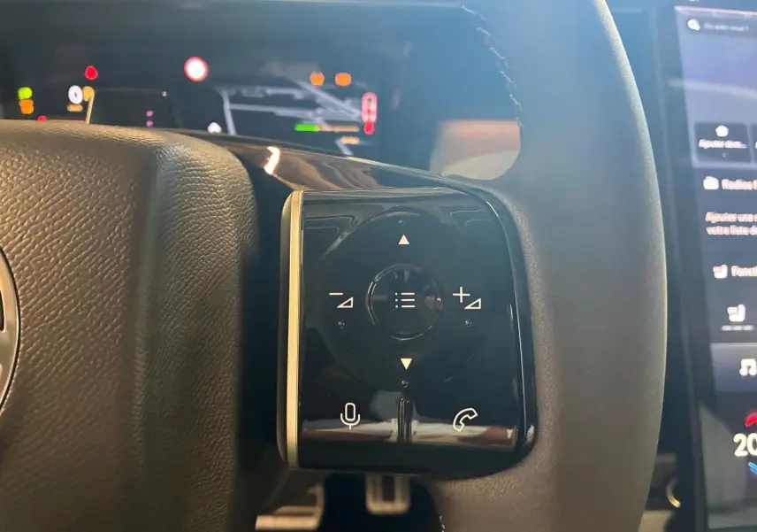 Gros plan sur les commandes tactiles noires à droite du volant du Citroën C5 Aircross 2026, avec écran digital en arrière-plan.