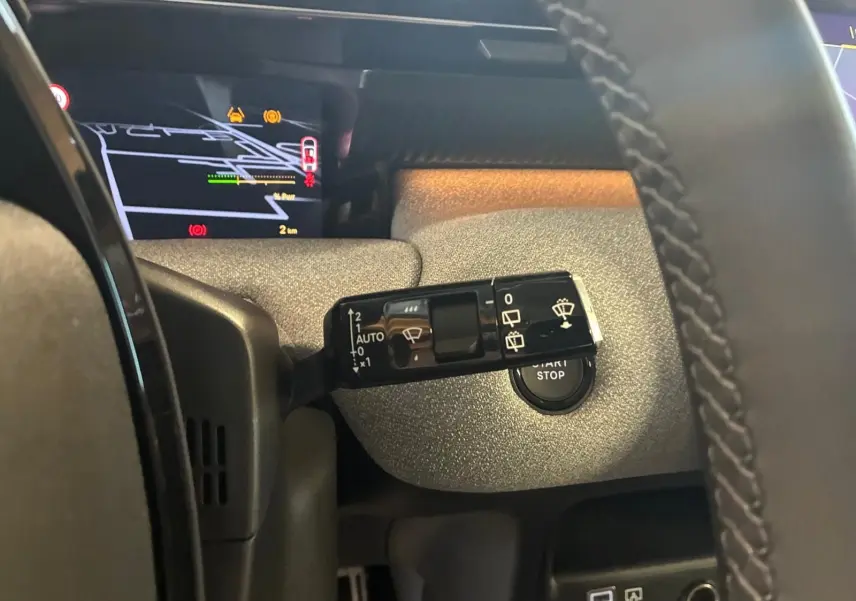 Gros plan sur la commande d’essuie-glace à gauche du volant dans le tableau de bord du Citroën C5 Aircross hybride.