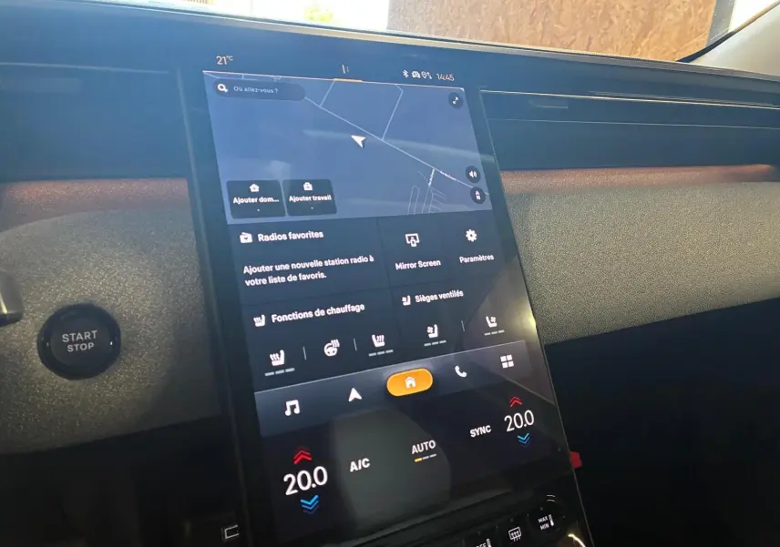 Vue rapprochée de l’écran tactile central du Citroën C5 Aircross 2026, affichant la navigation et les commandes de climatisation.