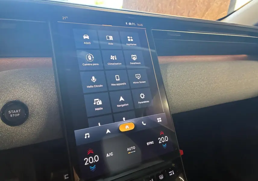 Intérieur du Citroën C5 Aircross 2026, vue rapprochée de l’écran tactile central et bouton Start/Stop, ambiance gris clair.