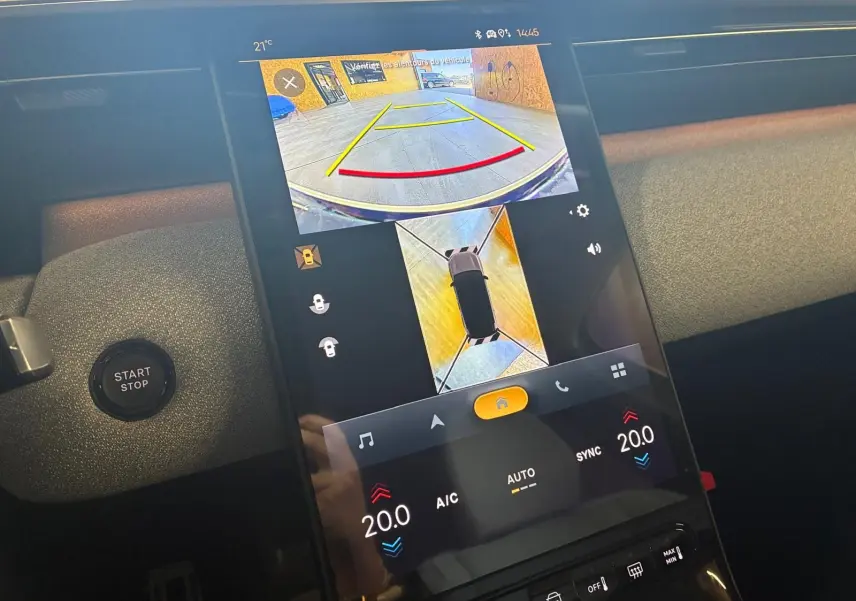 Vue rapprochée de l’écran tactile central du Citroën C5 Aircross 2026, affichant la caméra de recul et la climatisation.