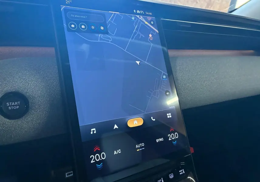 Vue rapprochée de l’écran tactile central du Citroën C5 Aircross 1.2 Hybrid 145 BVA Max avec affichage GPS et commandes climatisation.