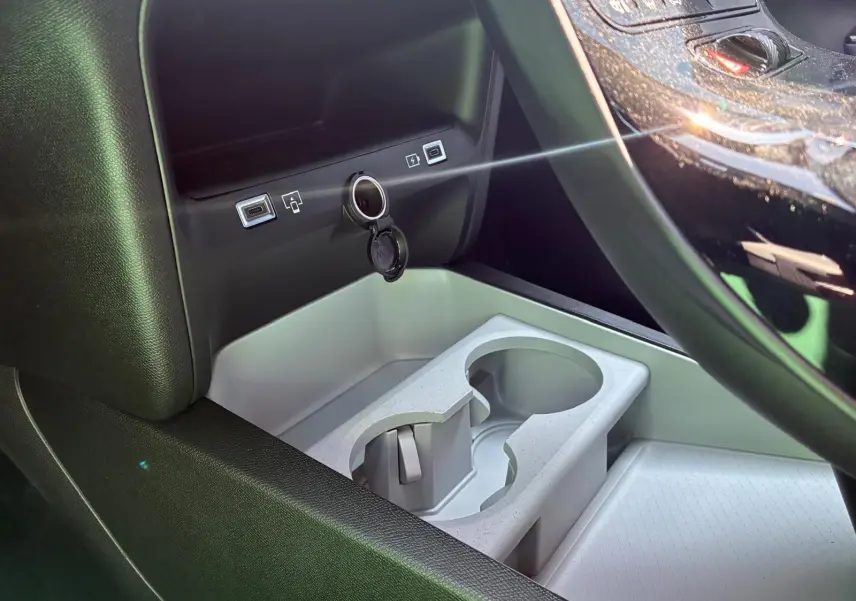 Gros plan sur la console centrale du Citroën C5 Aircross 2026, montrant les ports USB et porte-gobelets gris clair.