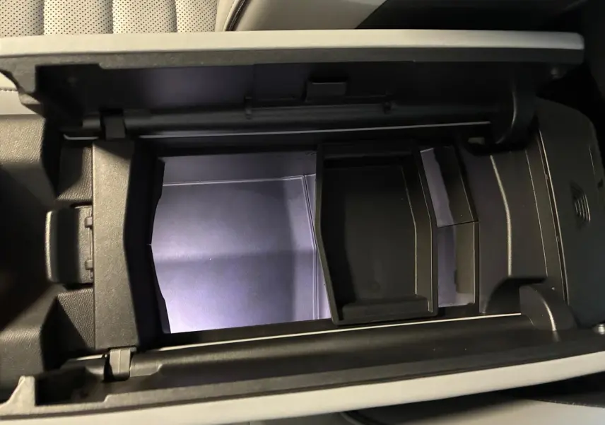Vue rapprochée de l'intérieur du compartiment de rangement central du Citroën C5 Aircross 2026, finition gris noir.