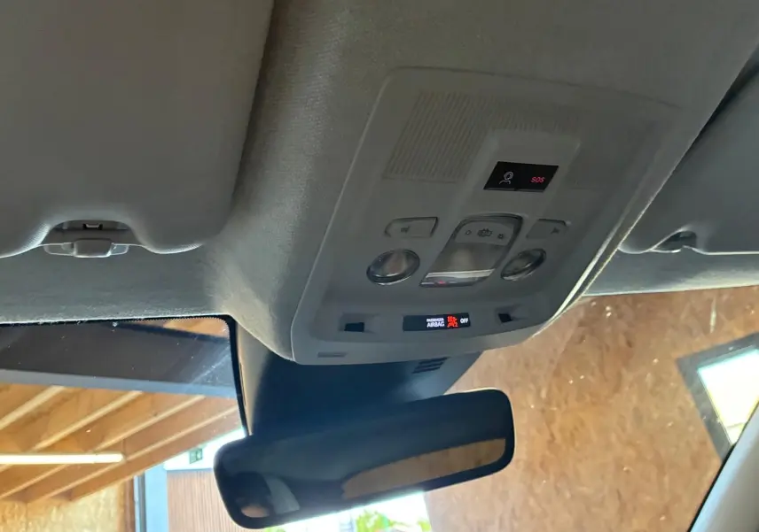 Vue intérieure en plongée sur le plafonnier et le rétroviseur d’un Citroën C5 Aircross 2026 vert Astoria Metal.
