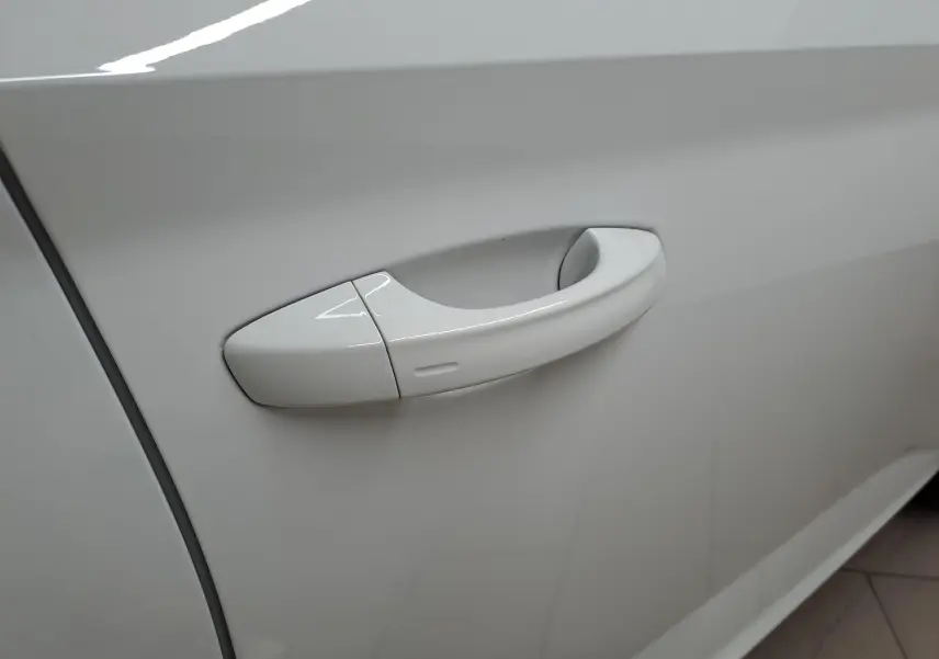 Poignée de porte côté gauche blanche Lune du Skoda Kamiq 2025, finition lisse et intégrée au design du véhicule.
