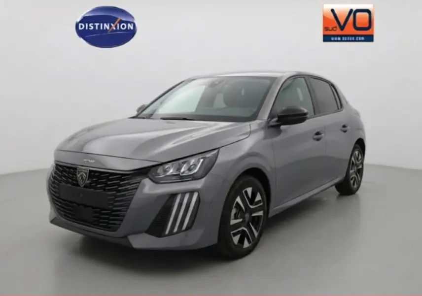 Peugeot 208 Hybrid gris vue 3/4 avant droit, avec calandre noire distinctive et jantes alliage 16 pouces.