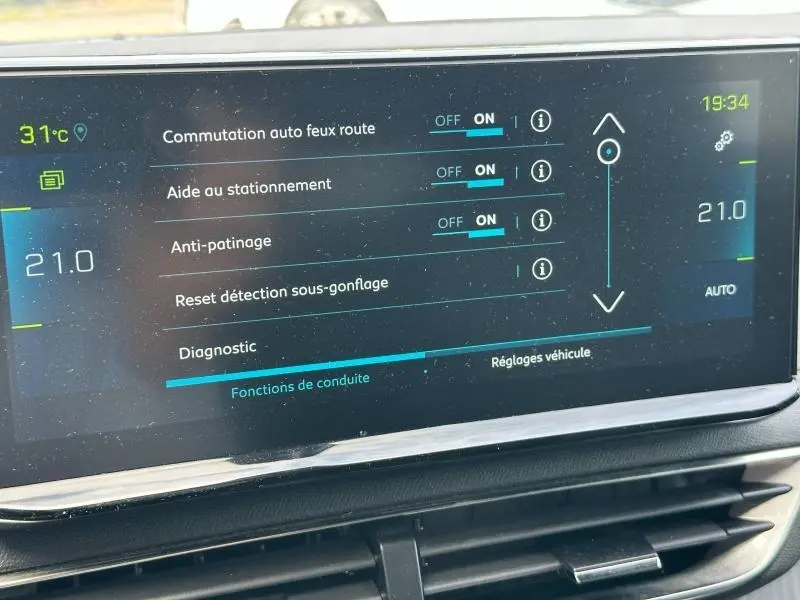 Écran tactile du tableau de bord du Peugeot 3008 Hybride Rechargeable 2024 affichant les réglages d’aide à la conduite.