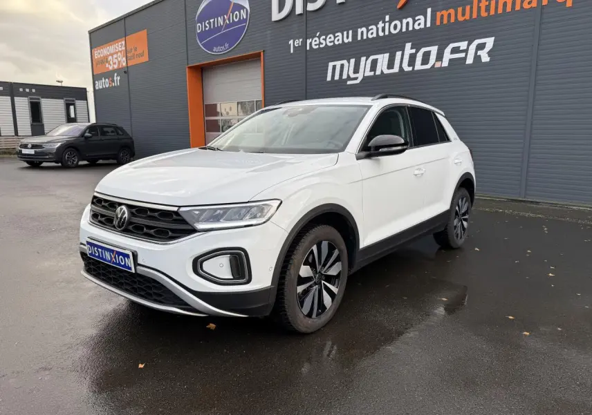 Volkswagen T-Roc blanc pur en 3/4 avant droit, avec jantes alliage 'Zürich' et calandre noire distinctive.