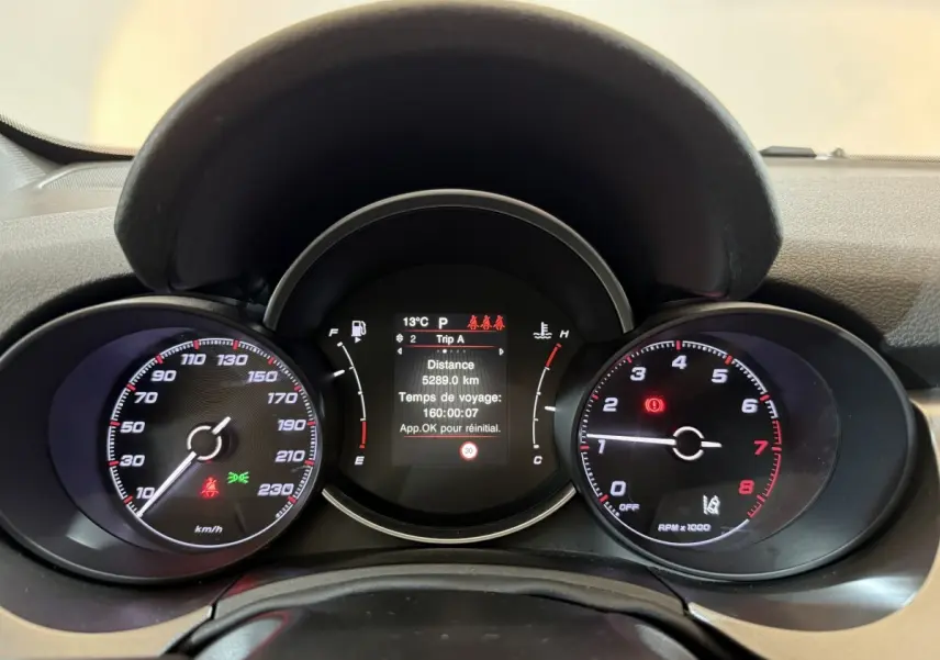 Tableau de bord de Fiat 500X 2021 avec affichage digital central et compteurs analogiques vitesse et régime moteur