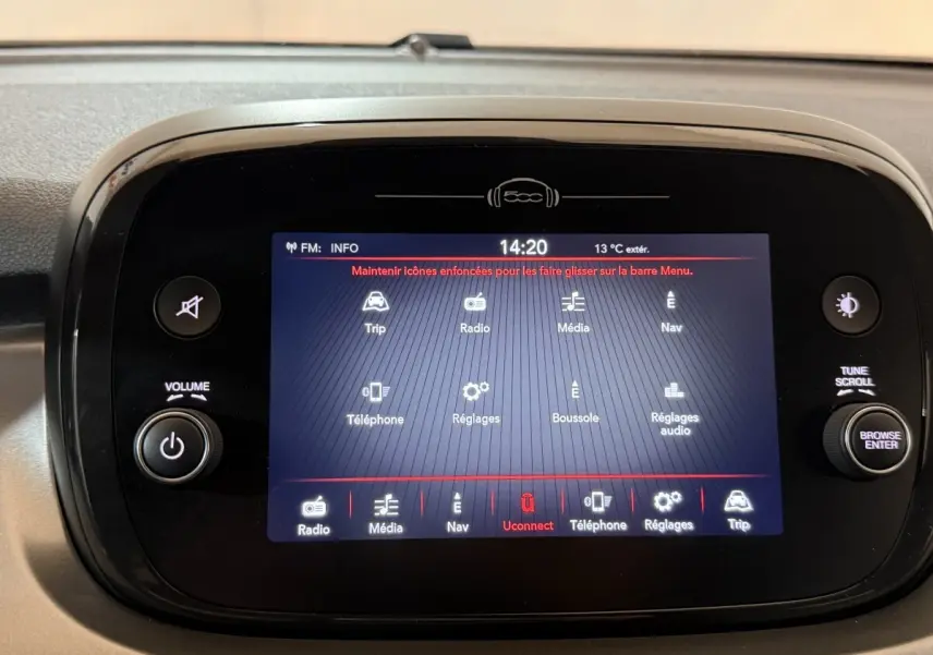 Écran tactile central du tableau de bord de la Fiat 500X noir, affichant le menu multimédia et navigation.