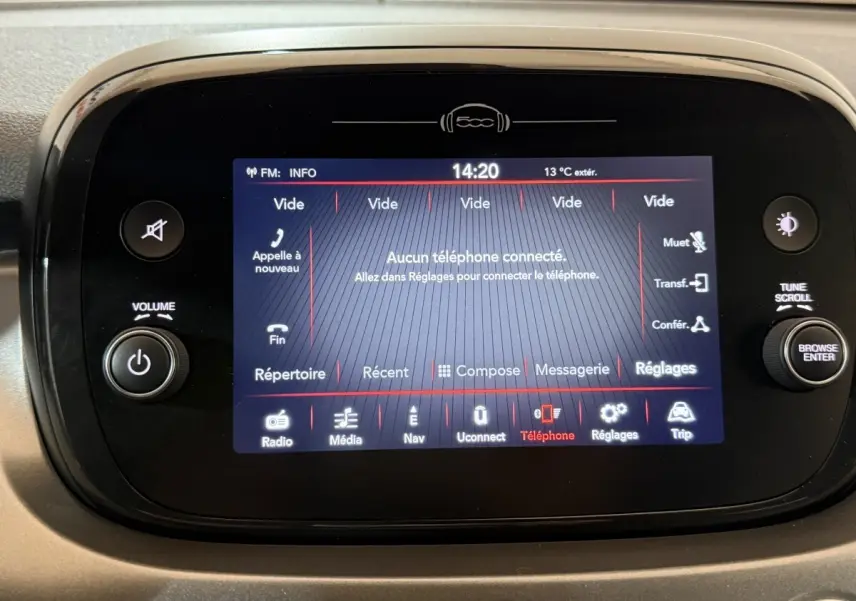 Écran tactile central de la Fiat 500X noir montrant l'interface multimédia sans téléphone connecté.