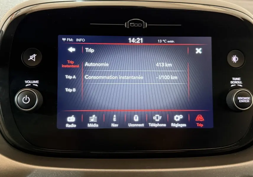 Écran tactile central du tableau de bord de la Fiat 500X noire affichant les données de trajet et autonomie