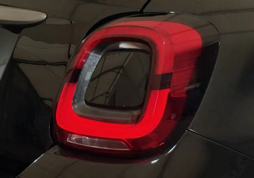 Gros plan sur le feu arrière droit rouge d'une FIAT 500X noire, soulignant son design moderne et épuré.
