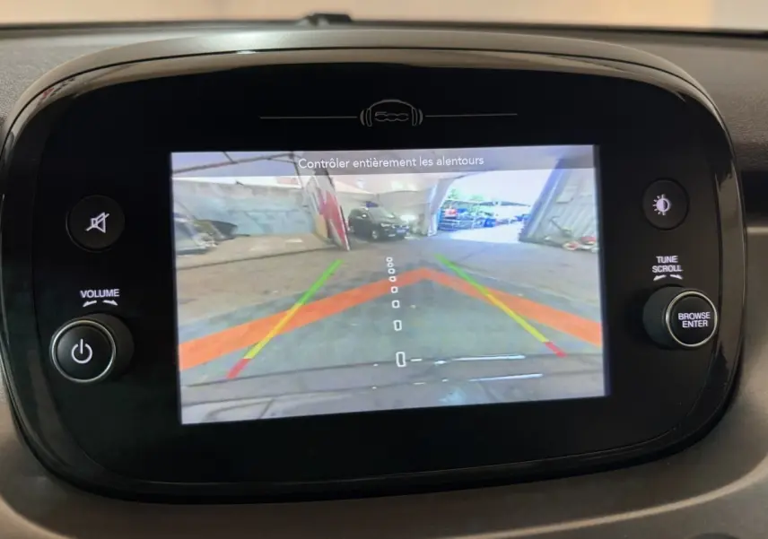 Écran tactile du tableau de bord de la Fiat 500X noir montrant la caméra de recul avec guidage coloré.
