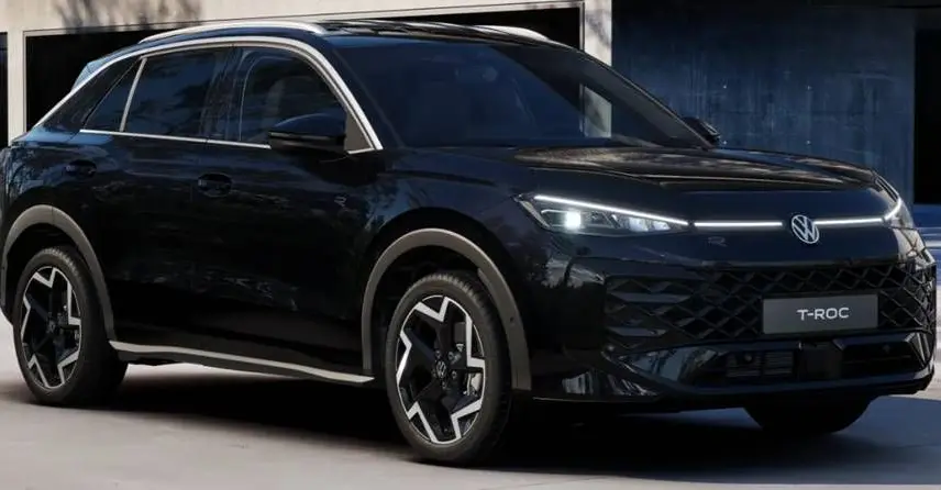 Volkswagen T-Roc noir en 3/4 avant droit, version R-Line 2026 avec attelage et signature lumineuse LED.