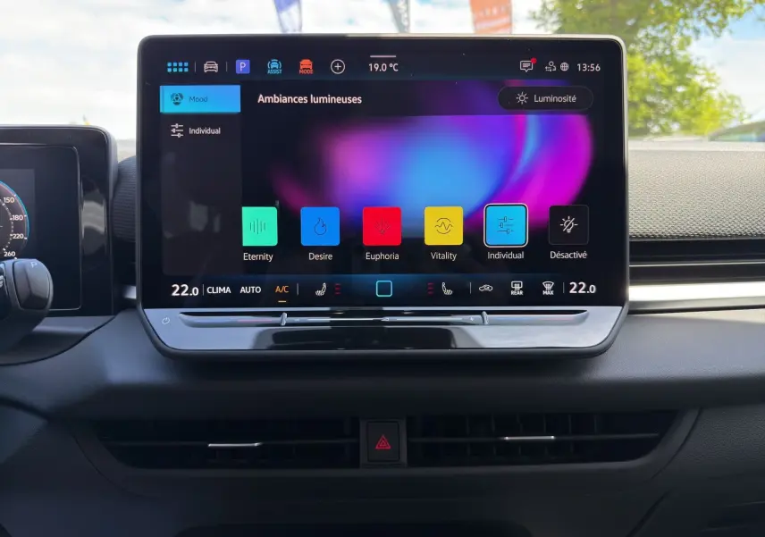 Écran tactile central du Volkswagen T-Roc 2026 affichant les options d'ambiances lumineuses dans un intérieur noir.