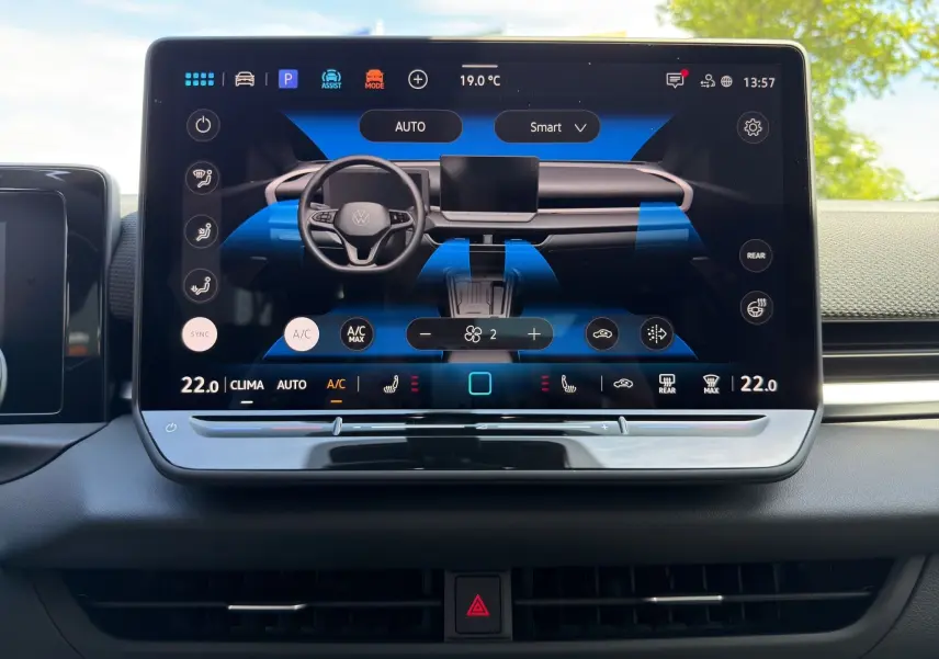 Écran tactile central du tableau de bord du Volkswagen T-Roc 2026 noir, affichant les réglages de climatisation et de confort.