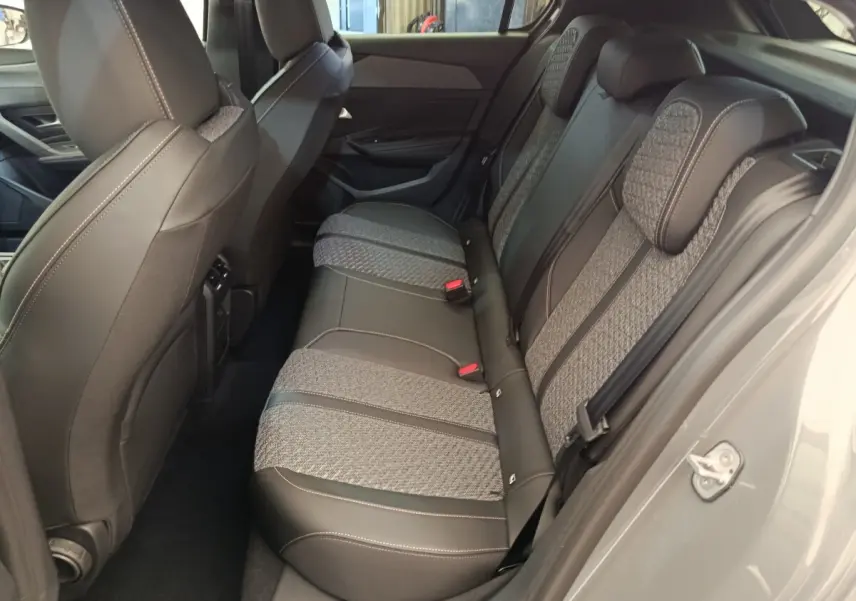 Vue côté droit sur la banquette arrière bi-matière gris et noir de la Peugeot 308 BlueHDi 130 2026.