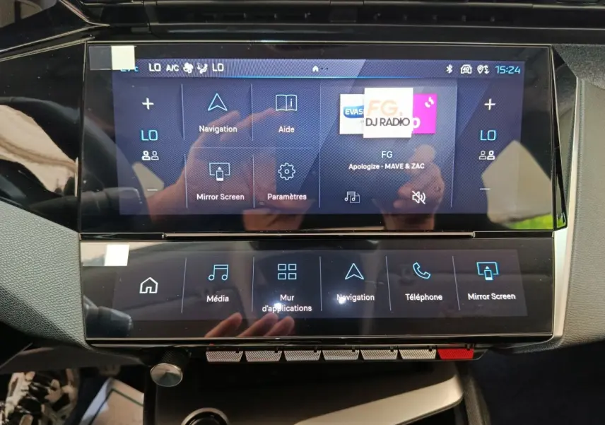 Vue rapprochée de l’écran tactile central multifonctions de la Peugeot 308 blanche, version 2026.