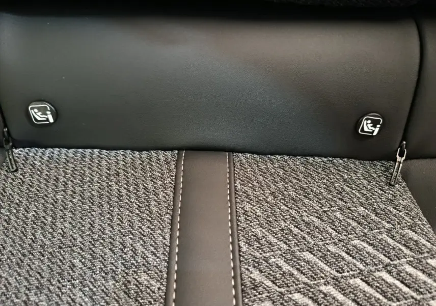 Détail de la banquette arrière avec fixation Isofix et tissu gris à motifs sur Peugeot 308 2026.