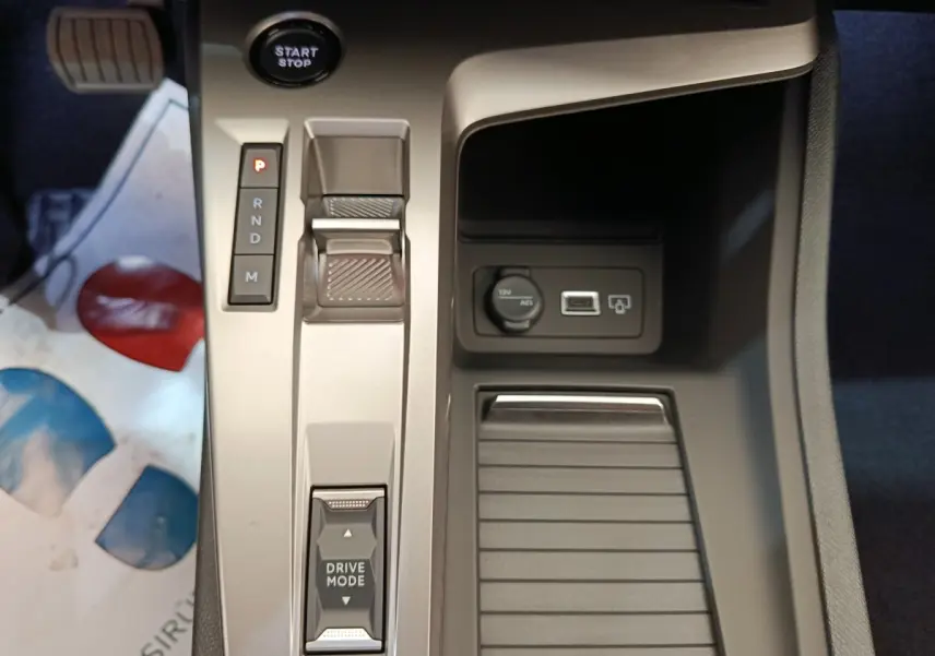 Vue plongeante sur la console centrale de la Peugeot 308 blanche, avec bouton start/stop et sélecteur de boîte automatique.