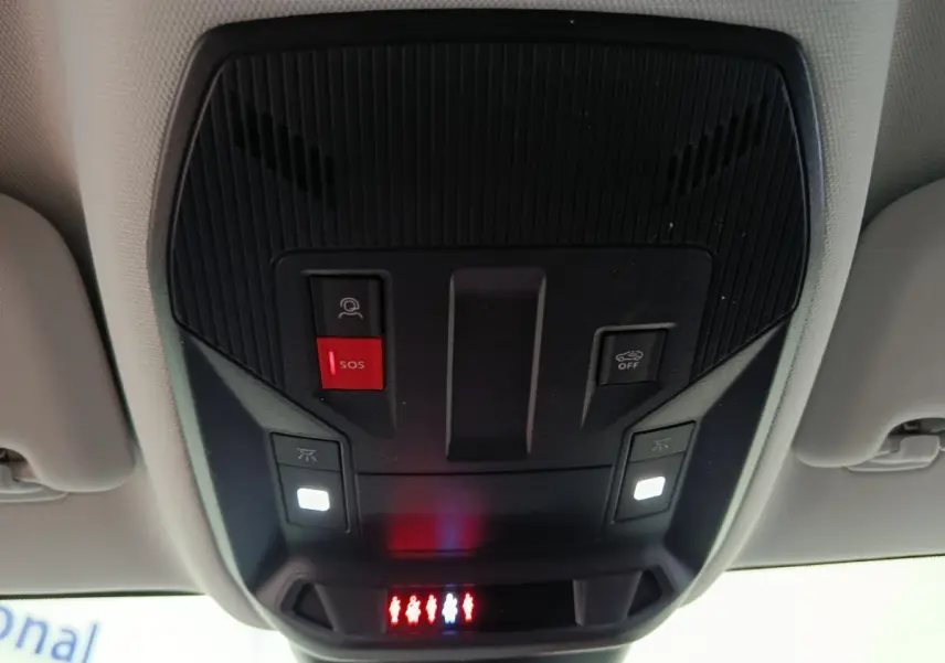 Vue intérieure du plafonnier avant de la Peugeot 308 blanc, avec boutons SOS et éclairage LED allumé.