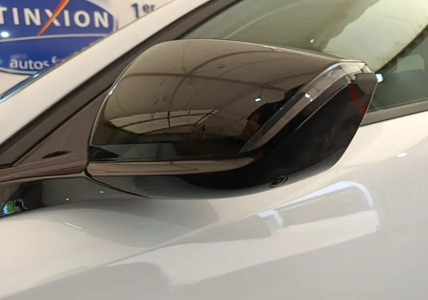 Rétroviseur extérieur noir en gros plan côté gauche sur Peugeot 308 blanc, version BlueHDi 130 CH EAT8 Allure.