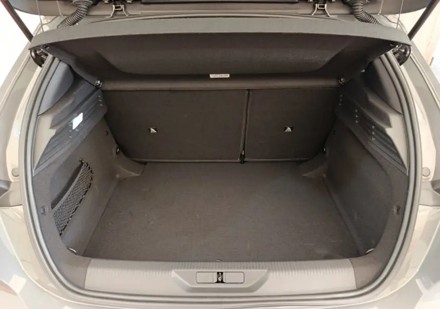 Vue plongeante sur le coffre spacieux et vide d'une Peugeot 308 blanche, finition BlueHDi 130 CH EAT8 Allure.