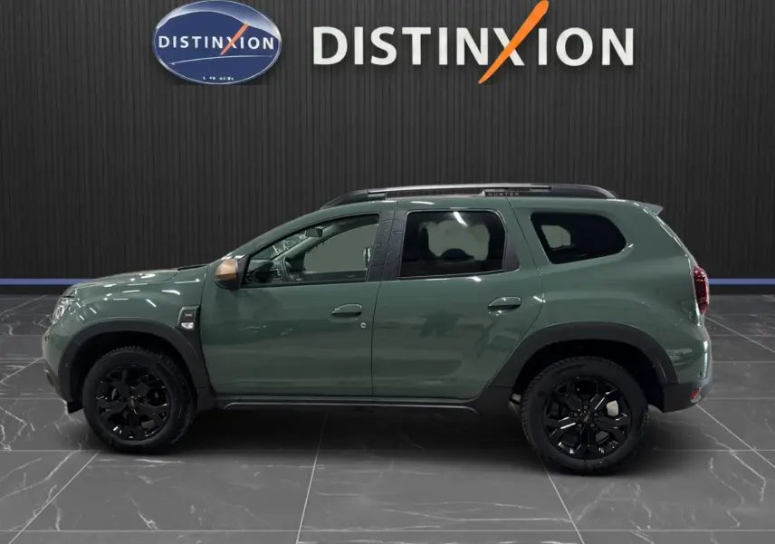 Vue de profil droit du Dacia Duster 2024 kaki lichen avec jantes noires et rétroviseurs couleur bronze.