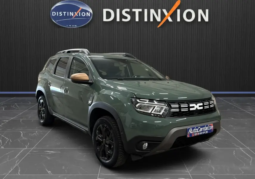 Dacia Duster 2024 kaki lichen en 3/4 avant droit, avec rétroviseurs marron et jantes noires distinctives.