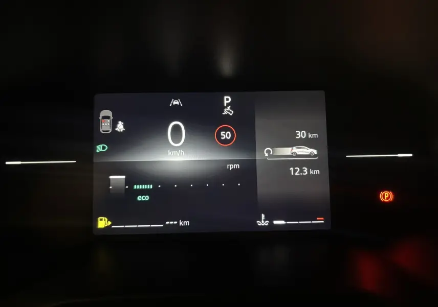 Tableau de bord numérique de Renault Clio TCe 90ch X-Tronic Evolution 2024 affichant vitesse zéro et indicateurs d’aide à la conduite.