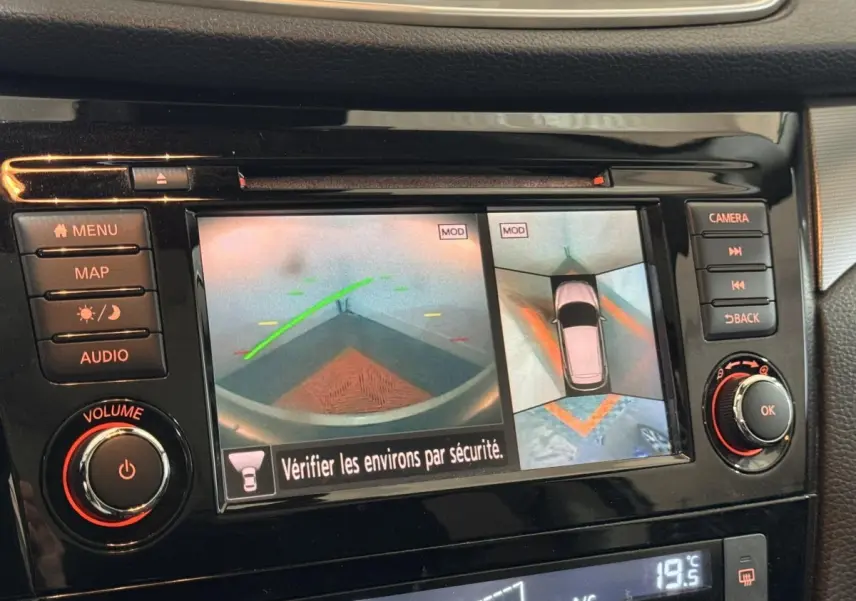 Écran tactile central du Nissan Qashqai 2019 montrant la caméra 360° d'aide au stationnement, intérieur noir.