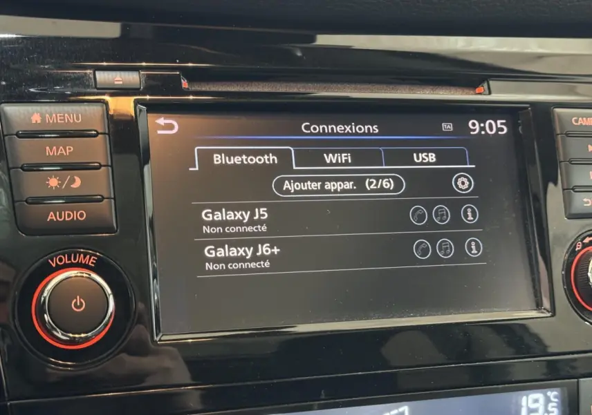 Écran tactile central du Nissan Qashqai 1.3 DIG-T 140 N-Connecta 2019, affichant les options Bluetooth et WiFi.