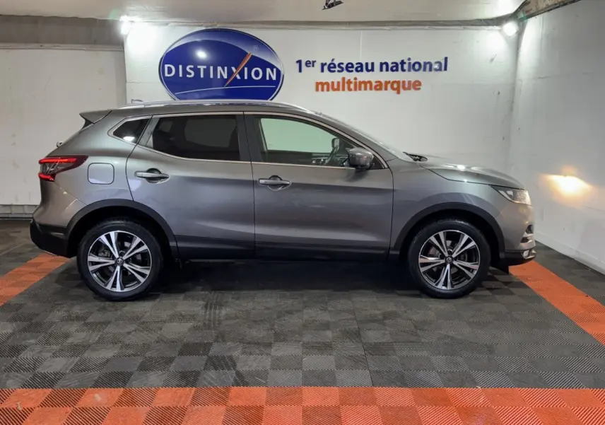 Profil droit d'un Nissan Qashqai gris foncé 2019, avec jantes alliage et feux arrière LED distinctifs.