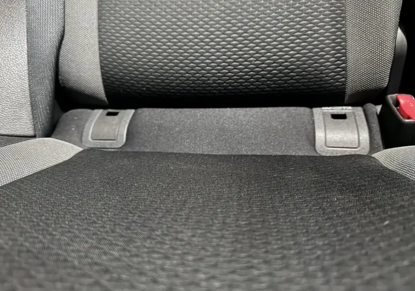 Gros plan sur la banquette arrière noire du Nissan Qashqai 1.3 DIG-T 140 N-Connecta, tissu texturé et ceintures visibles.