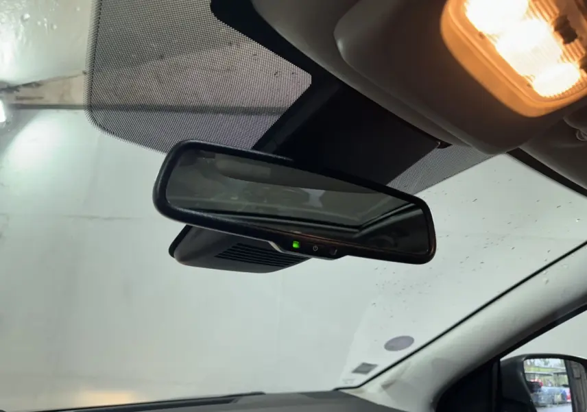 Vue intérieure du rétroviseur central du Nissan Qashqai 2019 avec éclairage intérieur allumé et pare-brise partiellement visible.