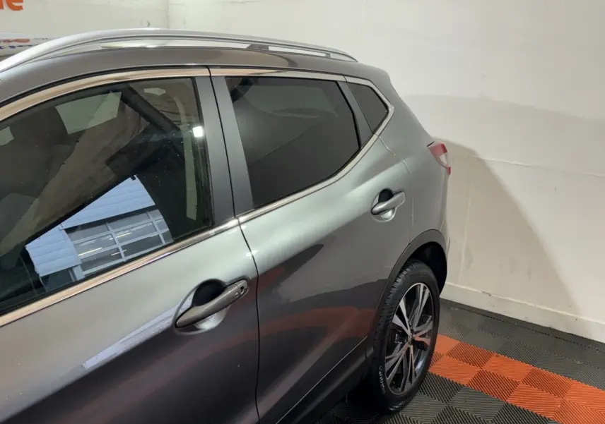 Vue côté droit arrière du Nissan Qashqai gris foncé 2019 avec jantes alliage et vitres teintées.