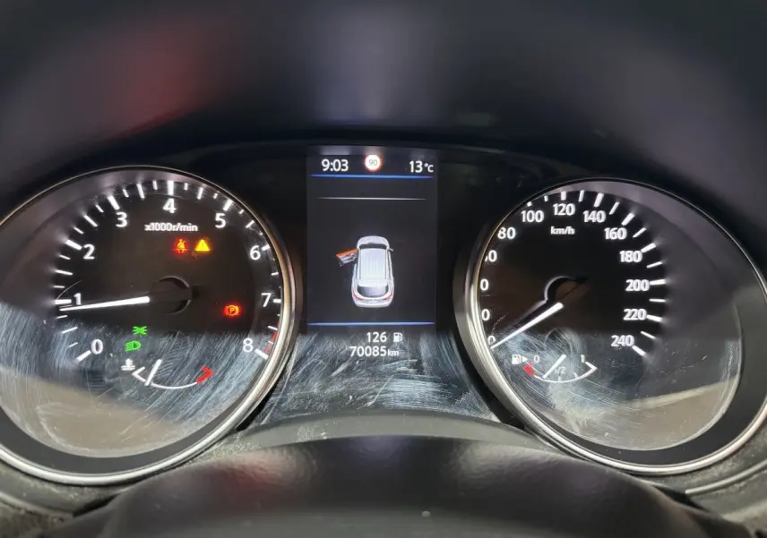 Vue rapprochée du tableau de bord du Nissan Qashqai 2019, affichage digital avec compte-tours et vitesse.