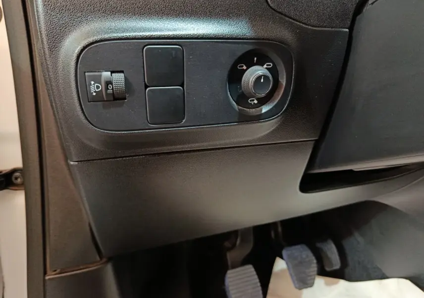 Détail du panneau de réglage des phares et des rétroviseurs côté gauche intérieur d'une Citroën C3 blanche 2021.