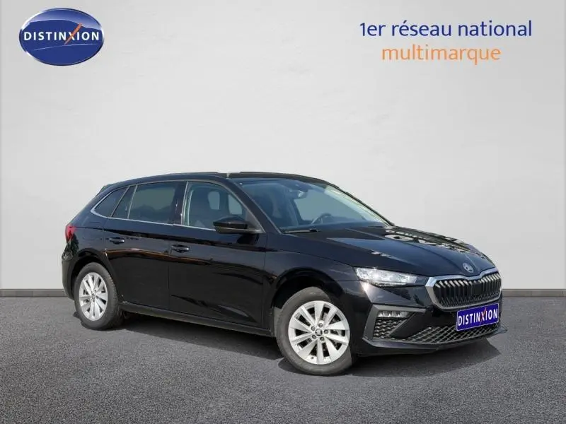 Skoda Scala noir Magic nacré vue 3/4 avant droit avec calandre chromée et jantes alu argentées.