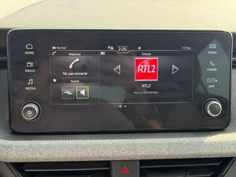 Écran tactile central du Skoda Scala 2025 affichant la radio RTL2 avec commandes et boutons autour.