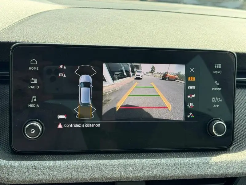 Écran tactile intérieur affichant la caméra de recul et les capteurs de proximité du Skoda Scala noir Magic nacré.