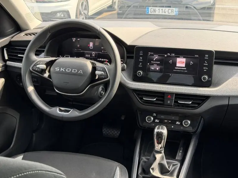 Vue intérieure du tableau de bord et volant cuir multifonction de la Skoda Scala noir Magic nacré, avec écran tactile central.