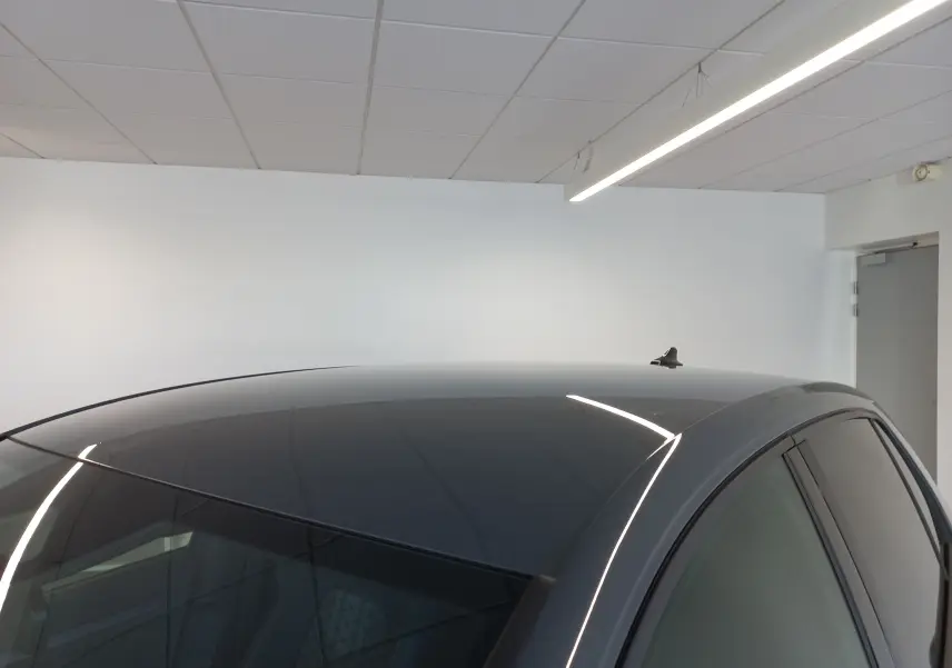 Toit panoramique noir brillant du Volkswagen Golf 1.5 eTSI gris dauphin vu de côté droit en intérieur.