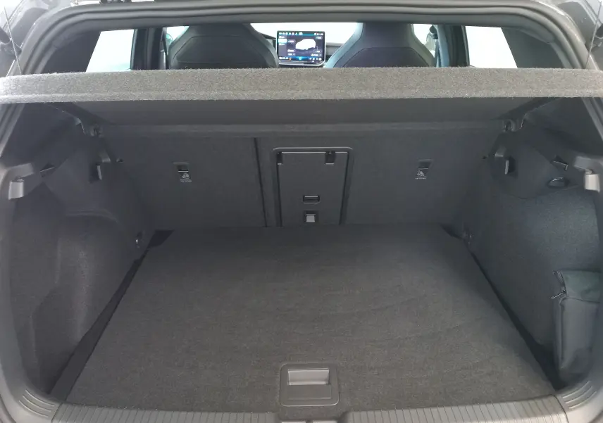 Vue intérieure du coffre spacieux d'une Volkswagen Golf 1.5 eTSI 150 DSG7 R-Line Edition, sans chargement visible.