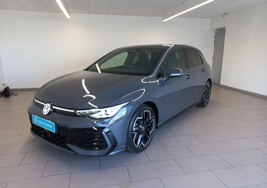 Volkswagen Golf 1.5 eTSI R-Line gris dauphin vue 3/4 avant dans un showroom lumineux.